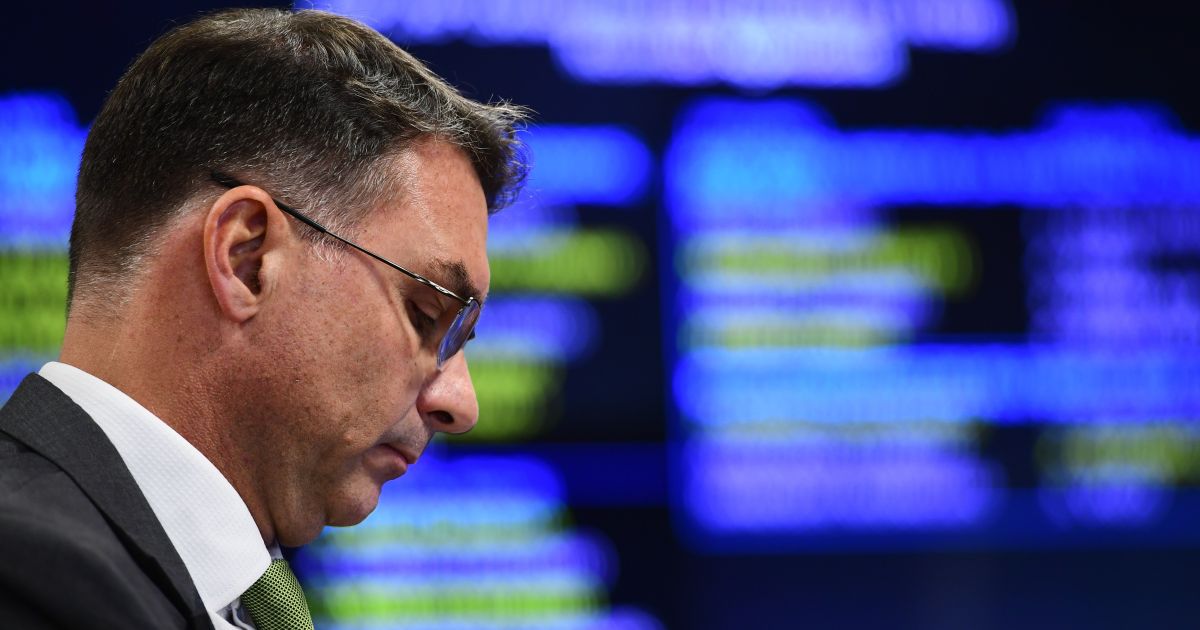 Flávio Bolsonaro gera polêmica com fala sobre terras raras e EUA
