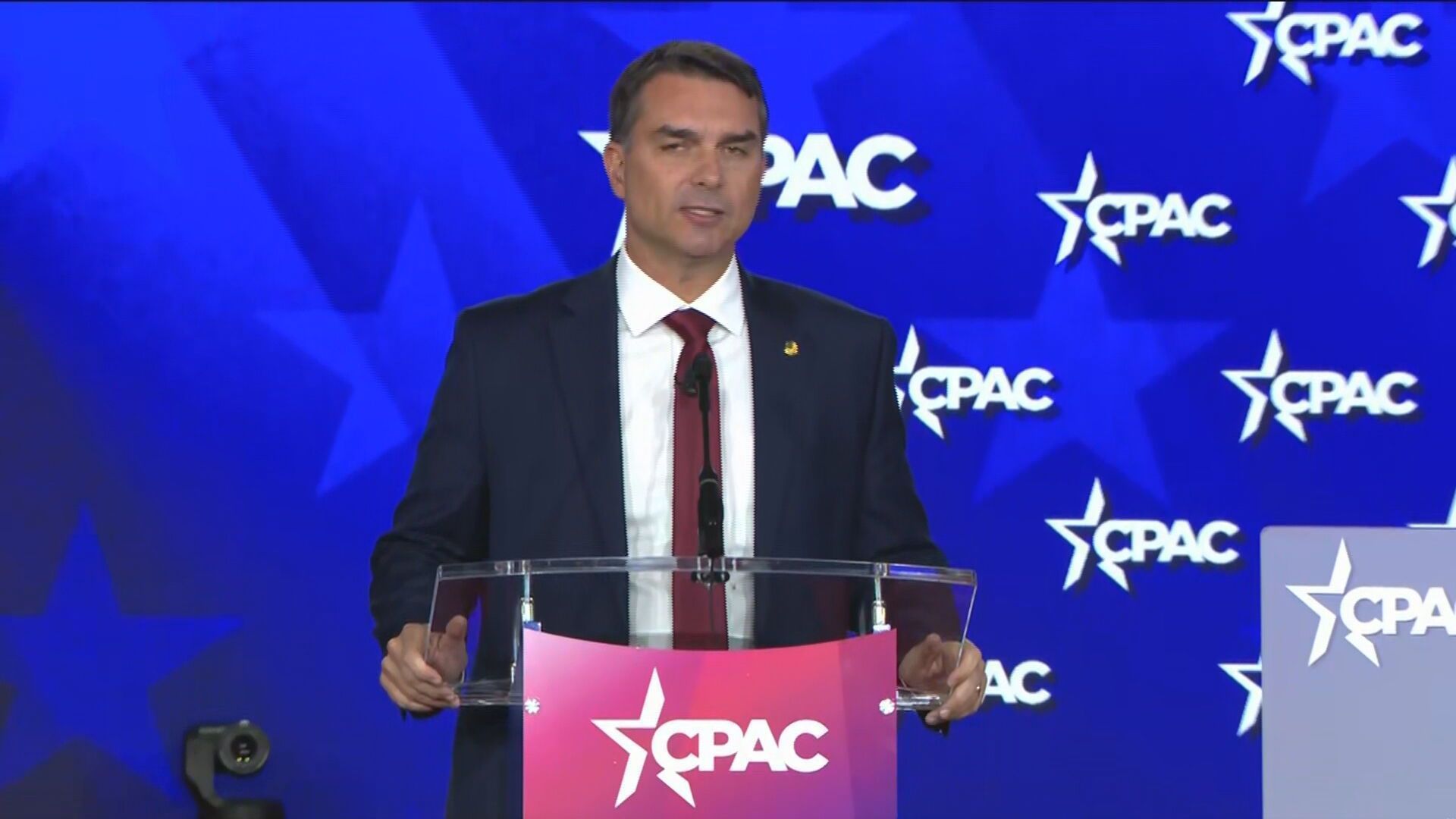 Imagem colorida mostra o senador Flávio Bolsonaro em discurso na CPAC