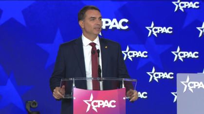 Imagem colorida mostra o senador Flávio Bolsonaro em discurso na CPAC