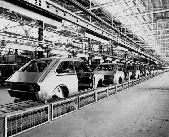 Funilaria em Betim, 1976 • Divulgação