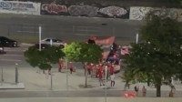 Torcida do Flamengo protesta em chegada de ônibus da delegação