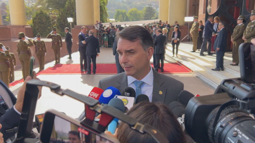 Flávio Bolsonaro, pré-candidato à Presidência da República, durante visita ao Chile para a posse de José Antonio Kast • CNN Brasil