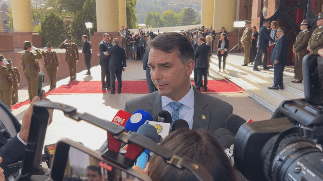 Flávio Bolsonaro agradece Milei por conceder asilo a condenado do 8/1