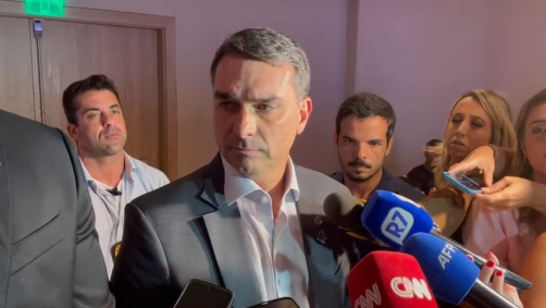 Flávio Bolsonaro durante em almoço com empresários no Rio de Janeiro