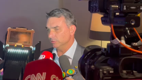Flávio Bolsonaro durante almoço com empresários no Rio de Janeiro