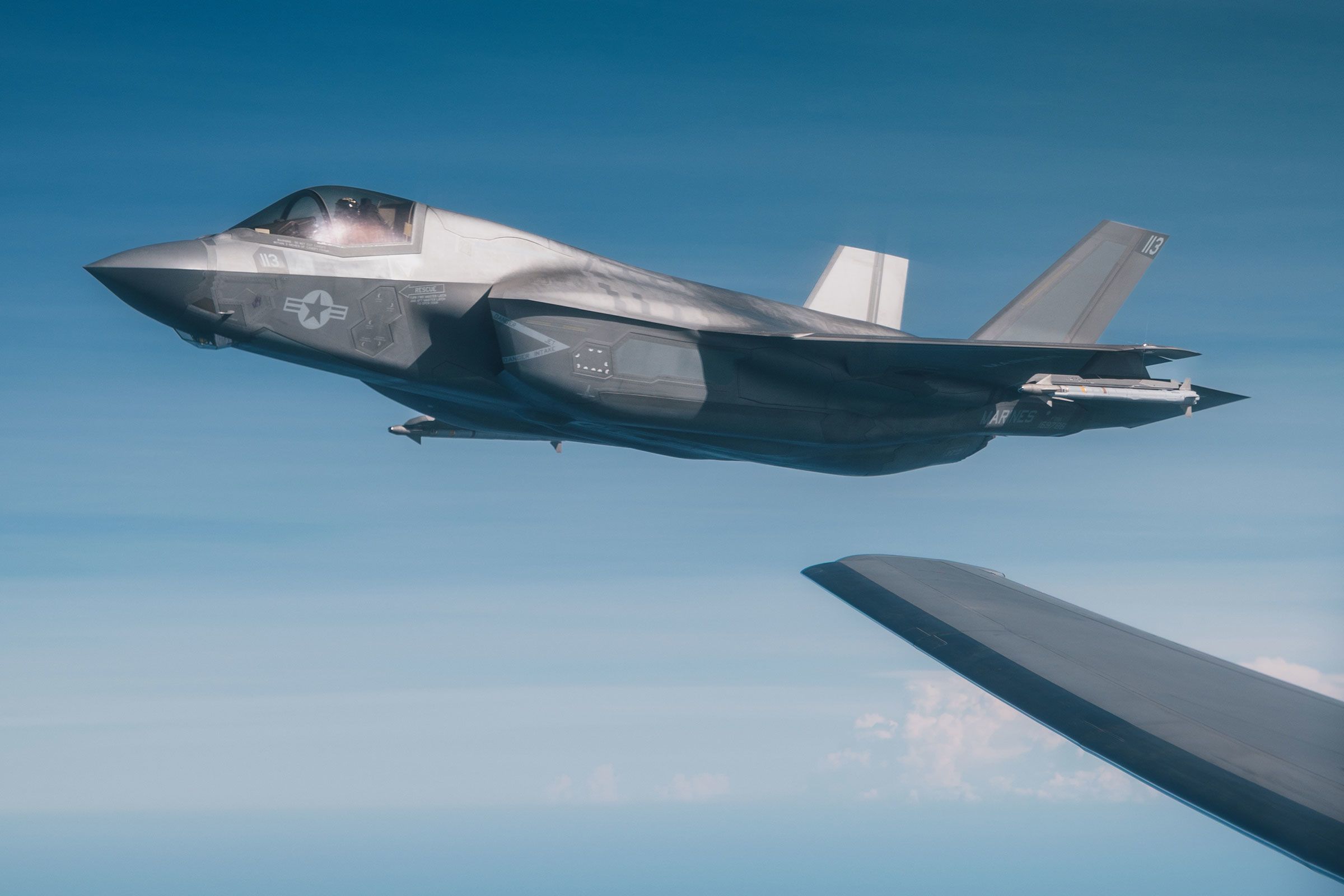 Foto de arquivo mostra um F-35 dos EUA voando sobre águas territoriais gregas