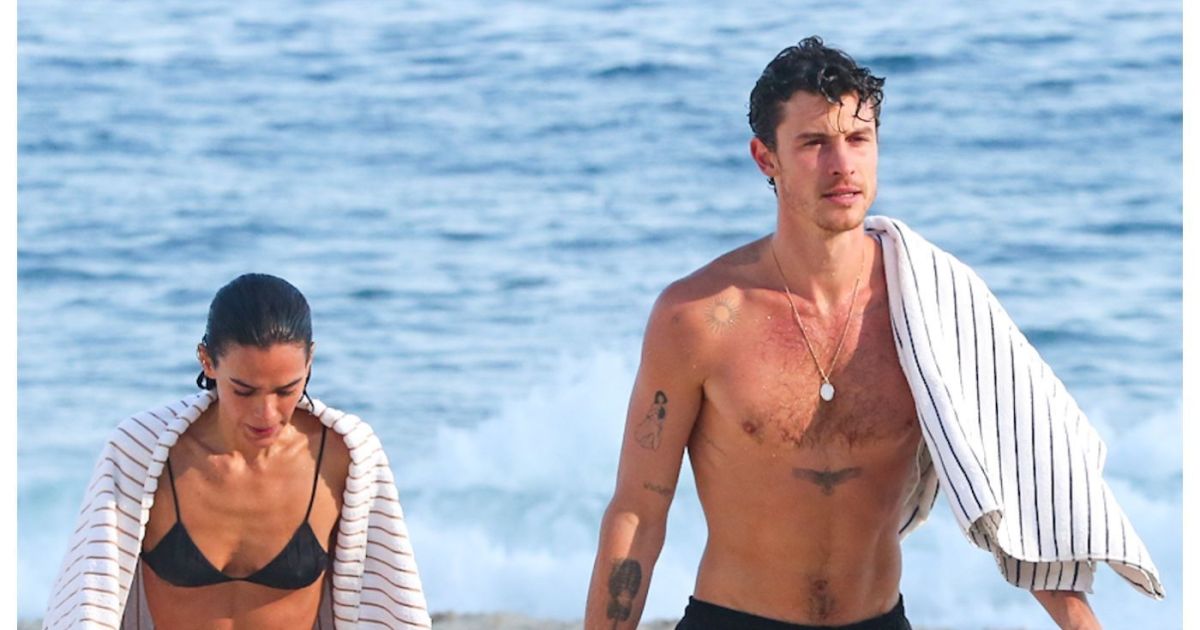 Bruna Marquezine e Shawn Mendes curtem praia em clima descontraído; veja