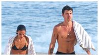 Bruna Marquezine e Shawn Mendes curtem praia em clima descontraído; veja