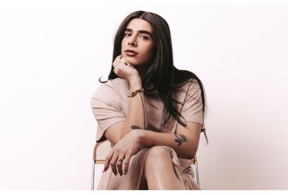 Influencer se descobre trans e desabafa: "Queimei uma gaiola"