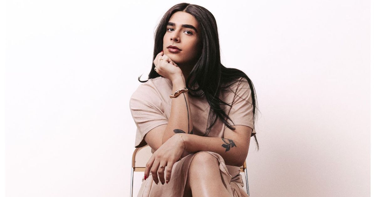 Influencer se descobre trans e desabafa: “Queimei uma gaiola”