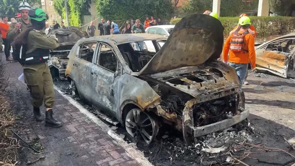 Fragmentos de mísseis atingem carros em área residencial no centro de Israel