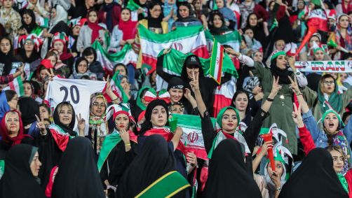 Mulheres iranianas assistem ao jogo de qualificação para a Copa do Mundo entre Irã e Camboja no Estádio Azadi. Pela primeira vez em 40 anos, as mulheres puderam assistir a uma partida de futebol masculino ao vivo no estádio.