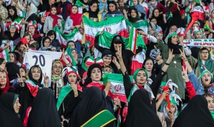 Mulheres iranianas assistem ao jogo de qualificação para a Copa do Mundo entre Irã e Camboja no Estádio Azadi. Pela primeira vez em 40 anos, as mulheres puderam assistir a uma partida de futebol masculino ao vivo no estádio.