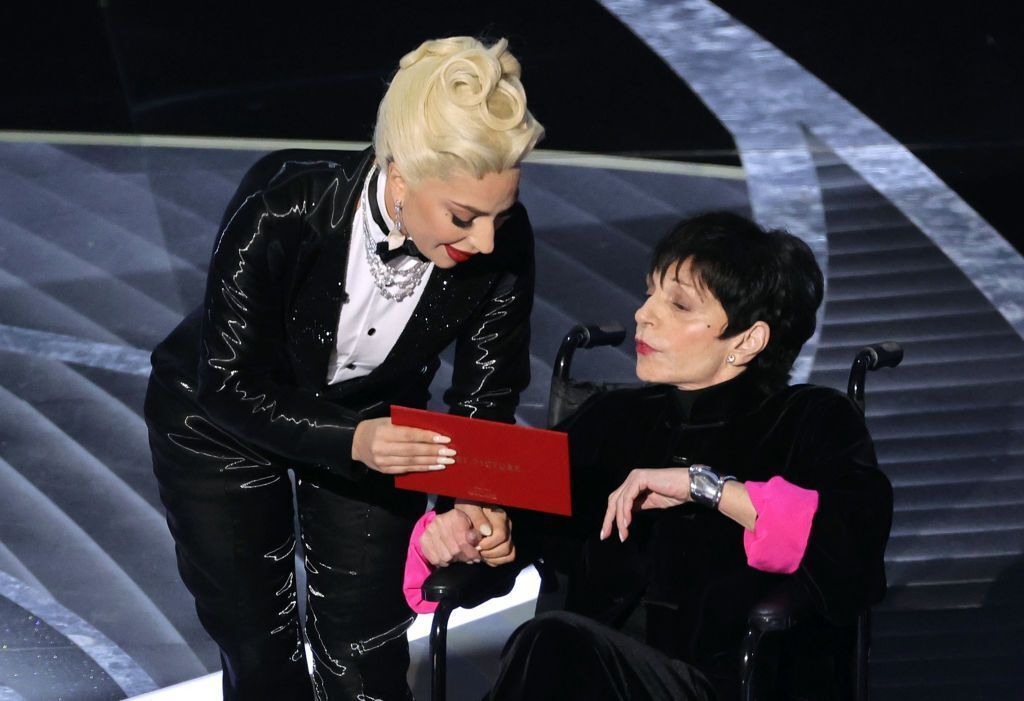 Liza Minelli revela que foi obrigada a aparecer de cadeira de rodas no Oscar ao lado de Lady Gaga • Neilson Barnard/Getty Images