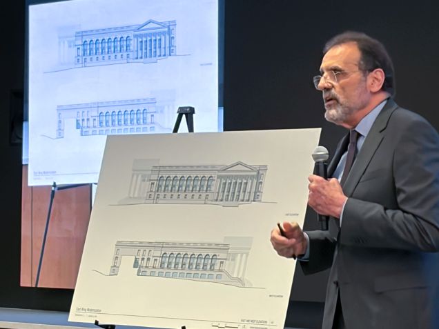 O arquiteto Shalom Baranes apresenta os planos para o salão de baile proposto pelo presidente Donald Trump em 8 de janeiro de 2026 • onathan Edwards/The Washington Post via Getty Images