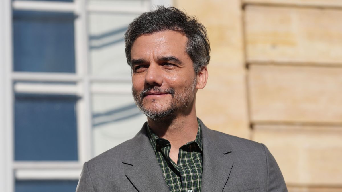 Promovendo filme de Wagner Moura, Netflix “prende” homem em outdoor; veja