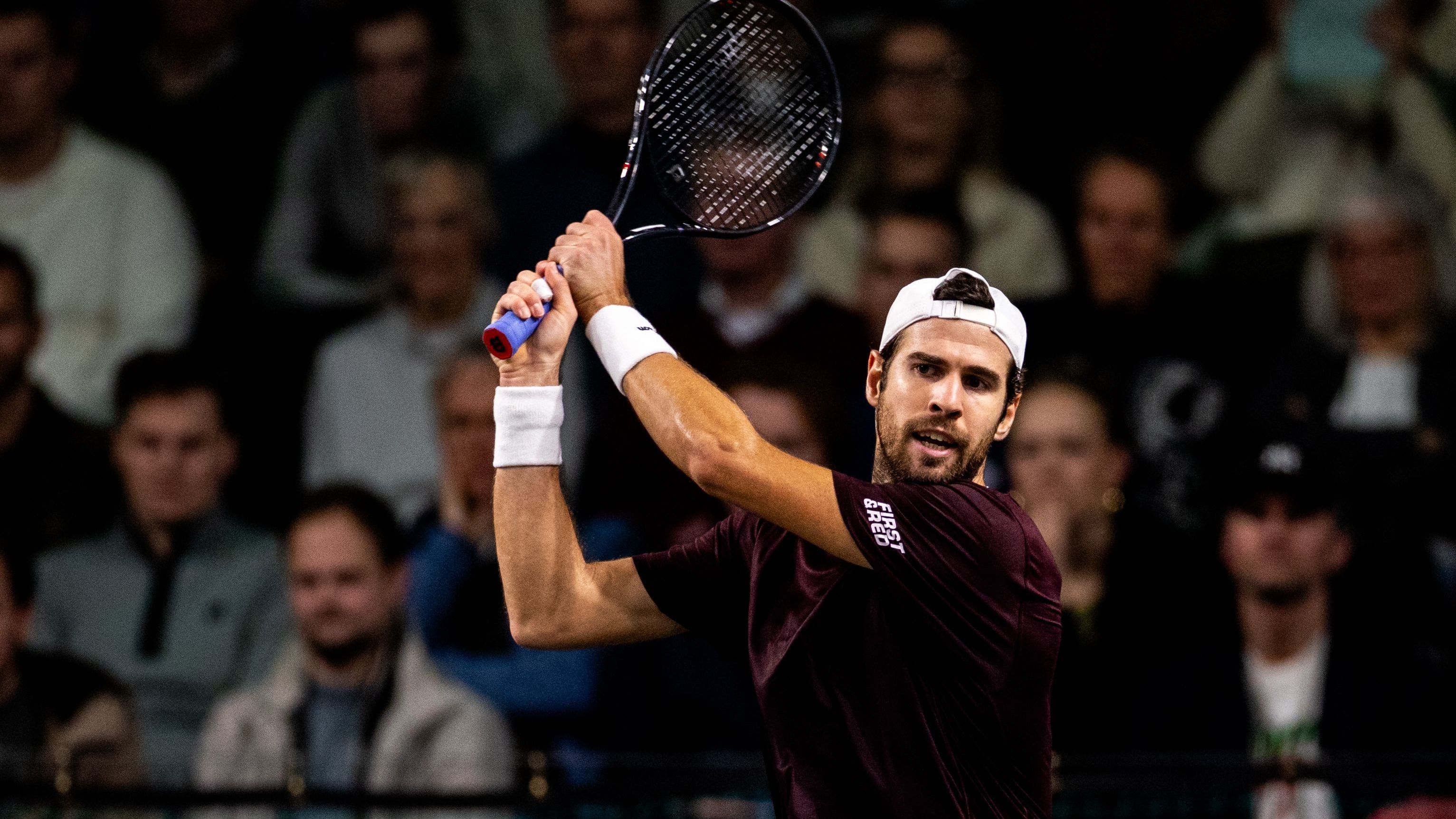 Karen Kachanov em ação no ATP de Roterdã.