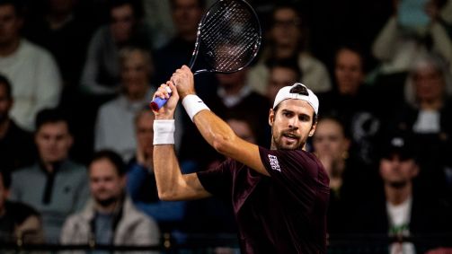 Karen Kachanov em ação no ATP de Roterdã.