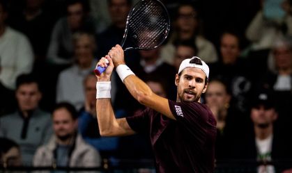 Karen Kachanov em ação no ATP de Roterdã.