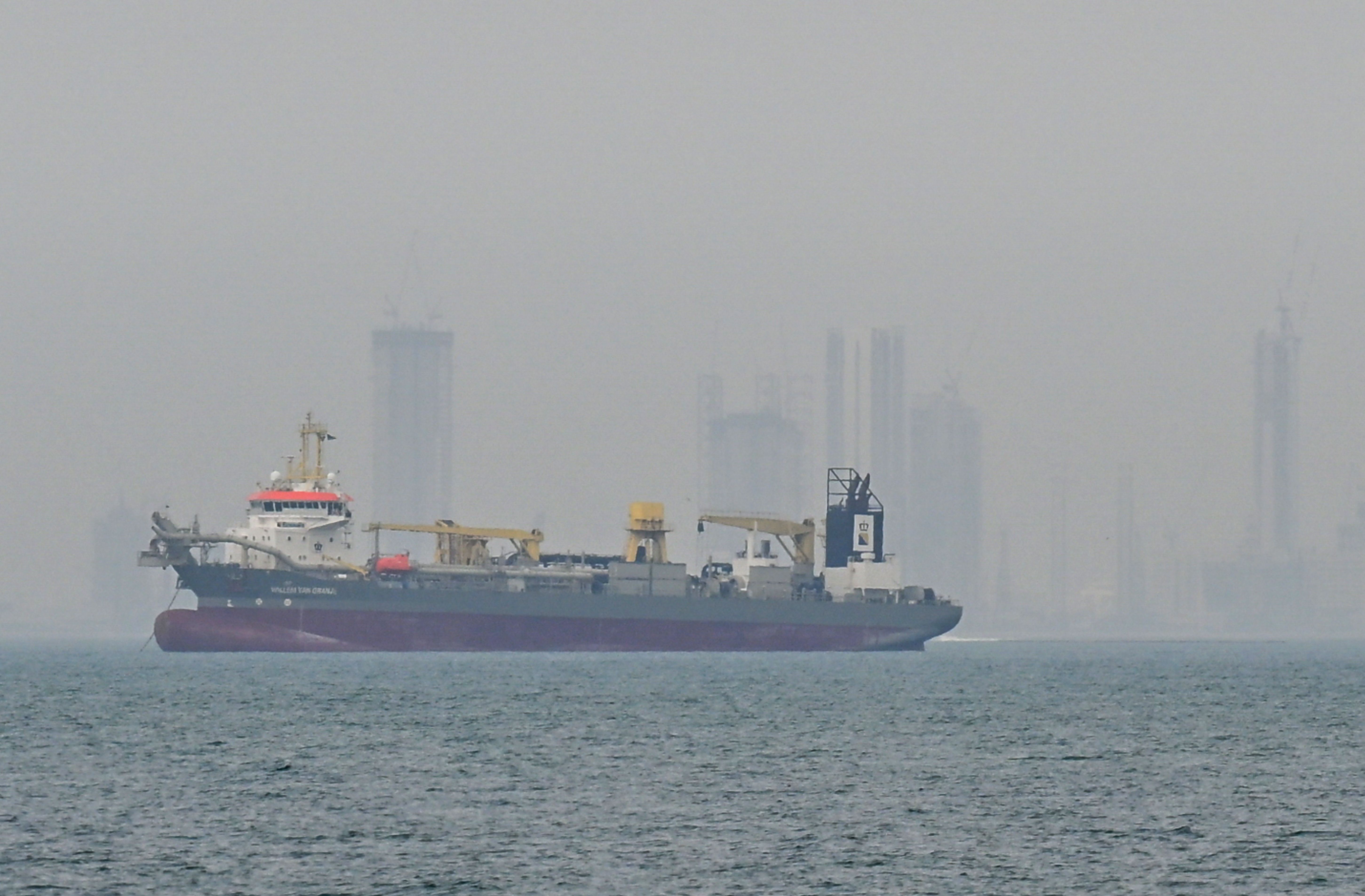 Navio ancorado na costa dos Emirados Árabes Unidos, no Estreito de Ormuz, em Dubai, em 2 de março de 2026