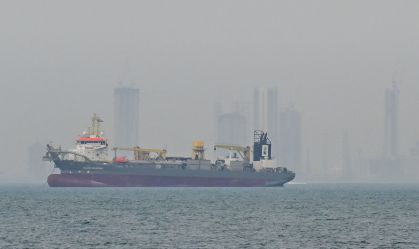 Navio ancorado na costa dos Emirados Árabes Unidos, no Estreito de Ormuz, em Dubai, em 2 de março de 2026