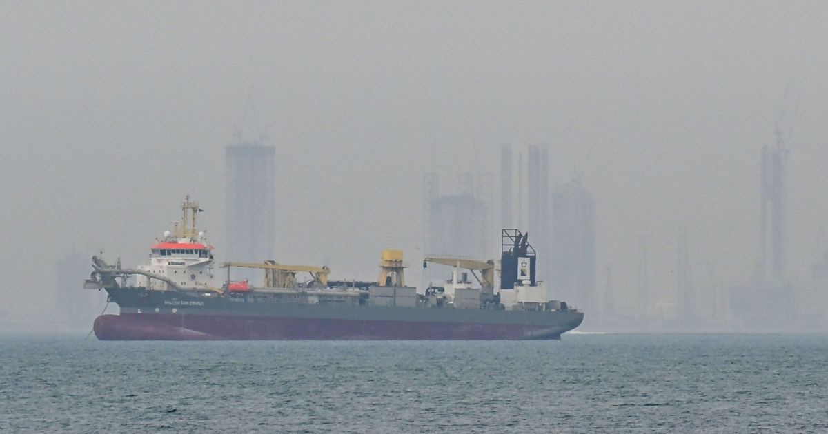 Petroleiro do Kuwait ancorado em Dubai é atingido por ataques iranianos