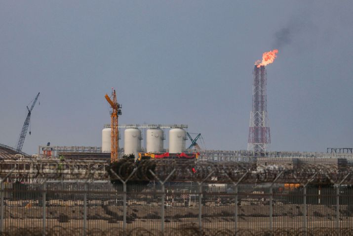 Vista da instalação de produção de gás natural liquefeito (GNL) na Cidade Industrial de Ras Laffan, no Catar • Stringer/picture alliance via Getty Images