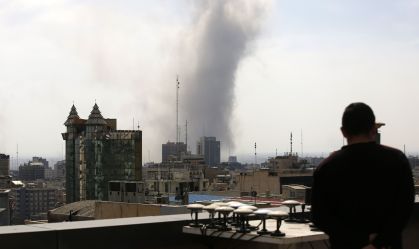 Fumaça sobe de vários locais em Teerã, em 7 de março, após o exército israelense anunciar o lançamento de uma nova ofensiva contra alvos iranianos