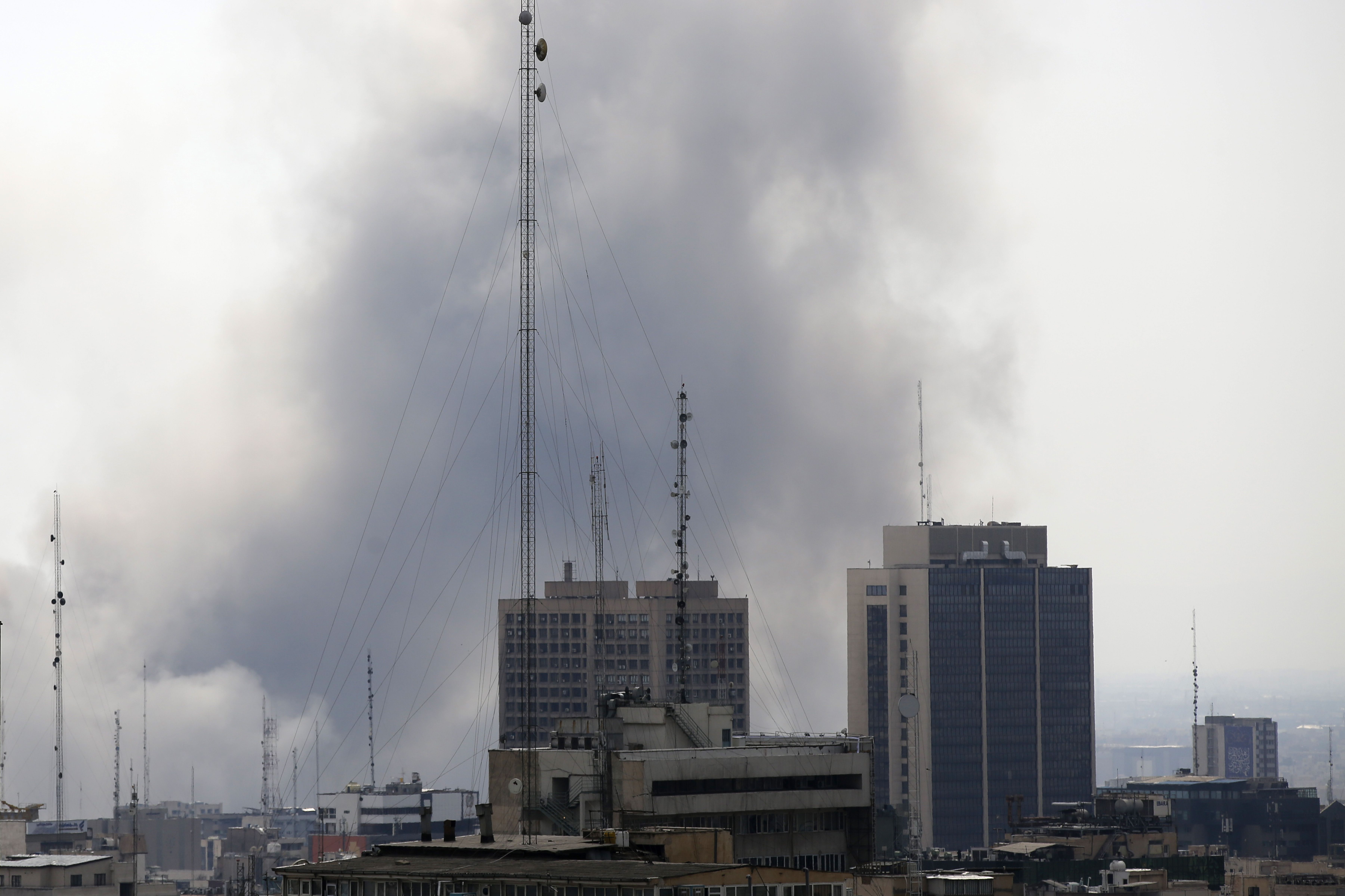 Fumaça sobe de vários locais em Teerã, em 7 de março de 2026, após o exército israelense anunciar o lançamento de uma nova ofensiva contra alvos iranianos
