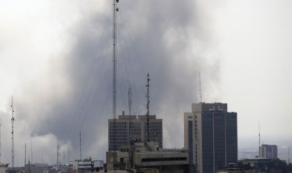 Fumaça sobe de vários locais em Teerã, em 7 de março de 2026, após o exército israelense anunciar o lançamento de uma nova ofensiva contra alvos iranianos