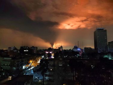 Fumaça e chamas em Teerã após um ataque aéreo na noite de 7 de março