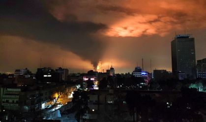 Fumaça e chamas em Teerã após um ataque aéreo na noite de 7 de março
