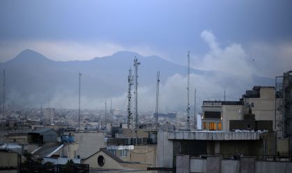 Fumaça sobe da parte sudeste da cidade após novas explosões ocorridas em Teerã, capital do Irã