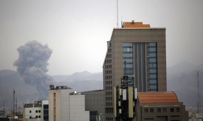 Fumaça sobe entre os prédios residenciais após um ataque israelense a Teerã em 10 de março de 2025