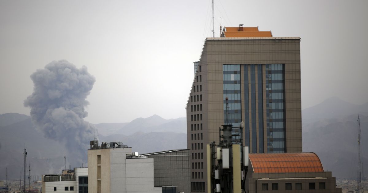 Novos ataques atingiram área residencial de Teerã, diz agência iraniana