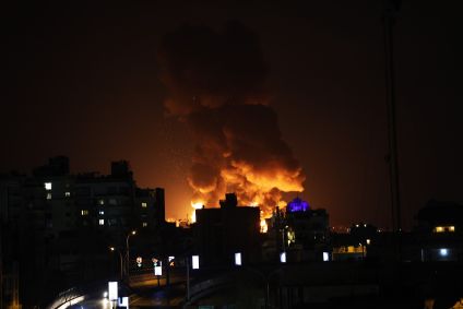 Uma grande coluna de fumaça se eleva sobre Teerã após relatos de explosões na cidade durante a noite de 7 de março de 2026