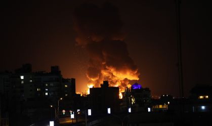 Uma grande coluna de fumaça se eleva sobre Teerã após relatos de explosões na cidade durante a noite de 7 de março de 2026