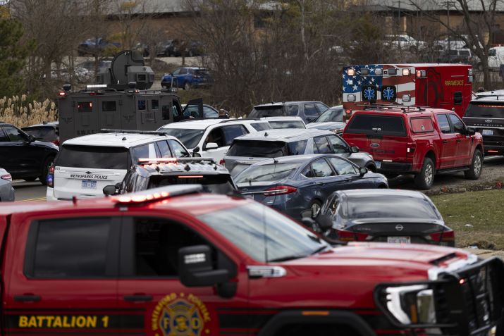 Filas de ambulâncias e diversas forças policiais perto do Templo Israel, em West Bloomfield, Michigan, em 12 de março • Emily Elconin/Getty Images