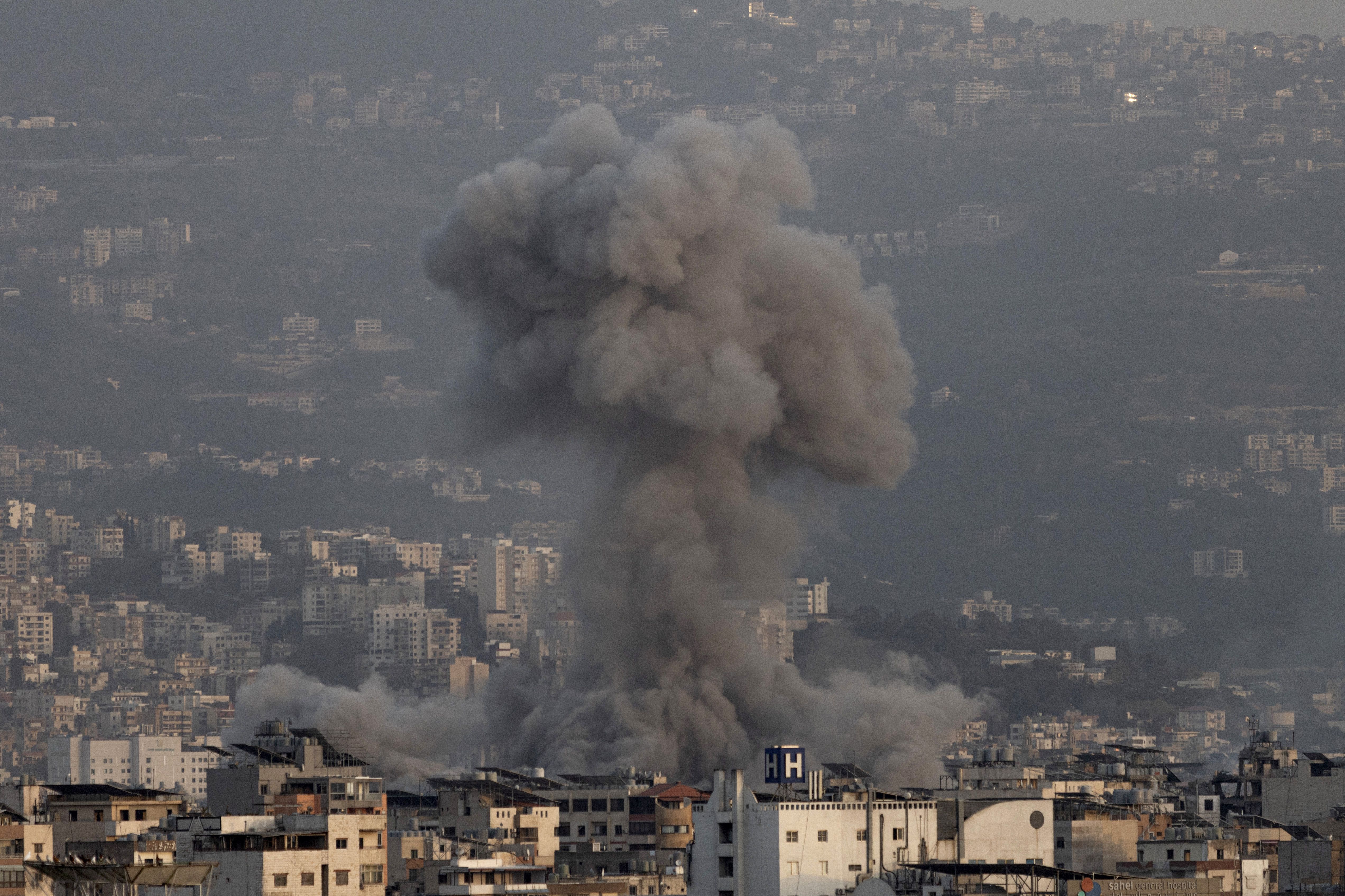 Fumaça em diferentes partes após os ataques em Beirute, capital do Líbano, em 12 de março