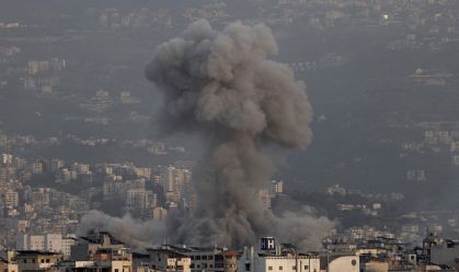 Fumaça em diferentes partes após os ataques em Beirute, capital do Líbano, em 12 de março