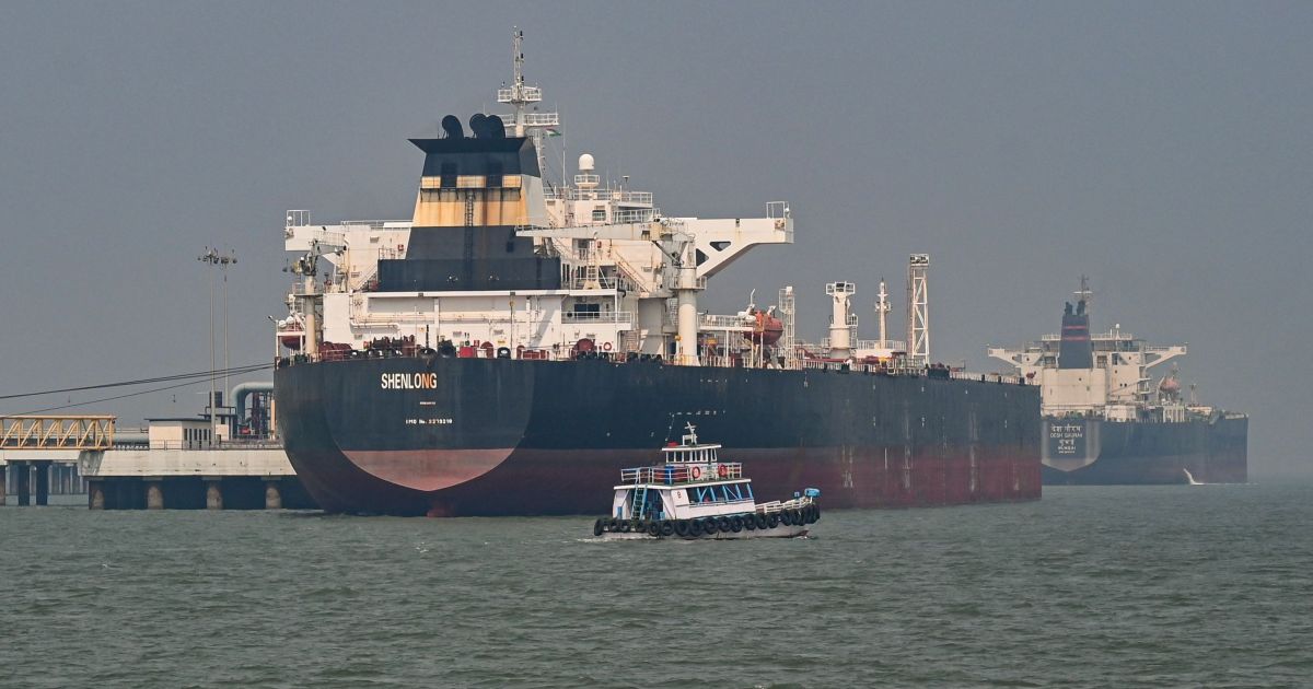 Ataque incendeia petroleiro perto do Estreito de Ormuz, diz organização