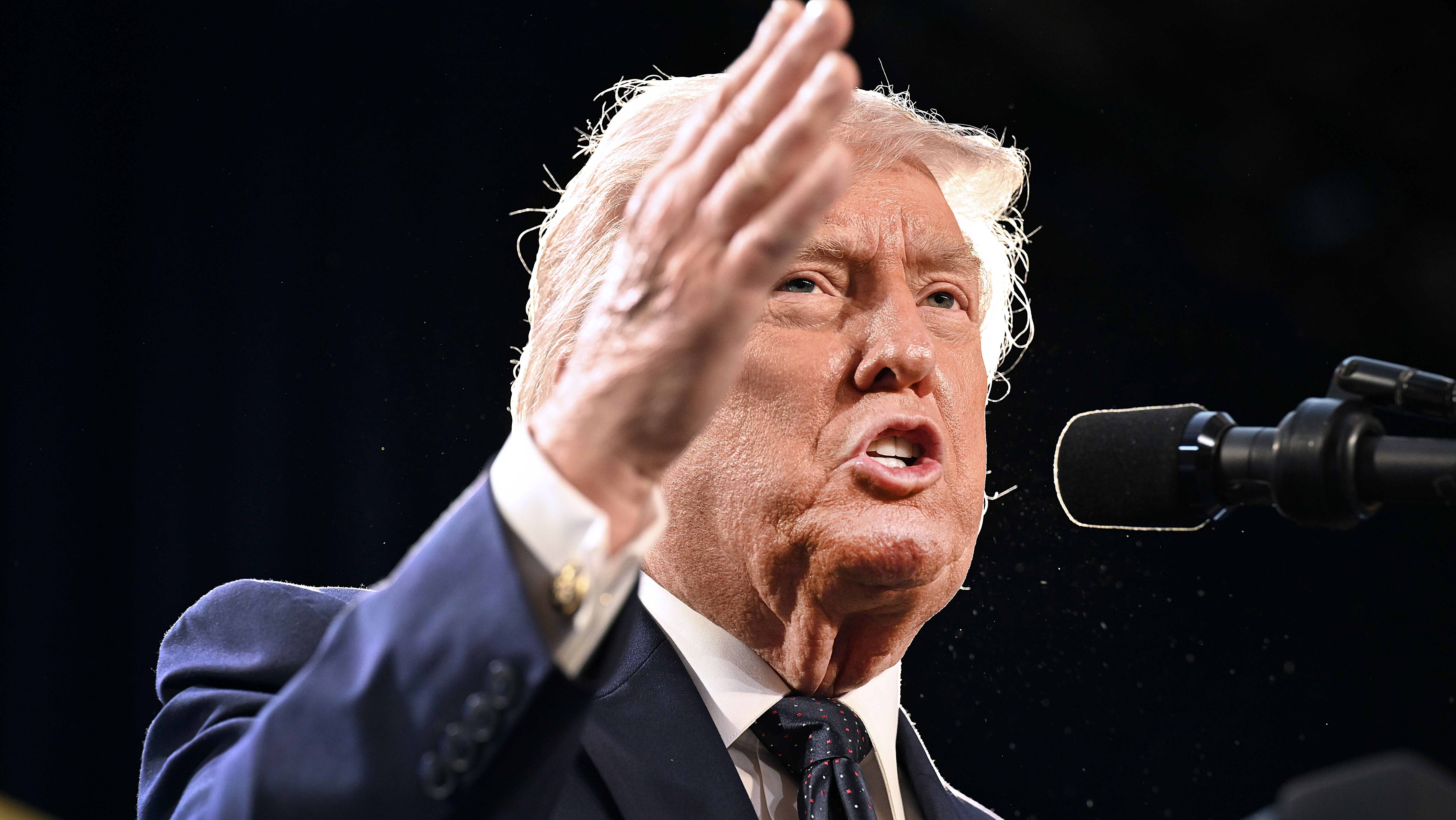 O presidente dos EUA, Donald Trump, durante coletiva de imprensa na Flórida nesta segunda-feira (9)