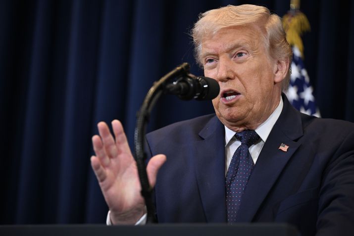 O presidente dos EUA, Donald Trump, durante coletiva de imprensa na Flórida nesta segunda-feira (9) • Roberto Schmidt/Getty Images