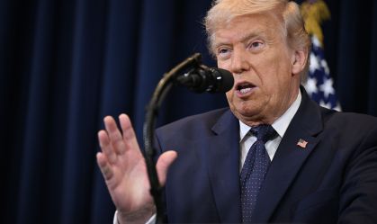 O presidente dos EUA, Donald Trump, durante coletiva de imprensa na Flórida nesta segunda-feira (9)