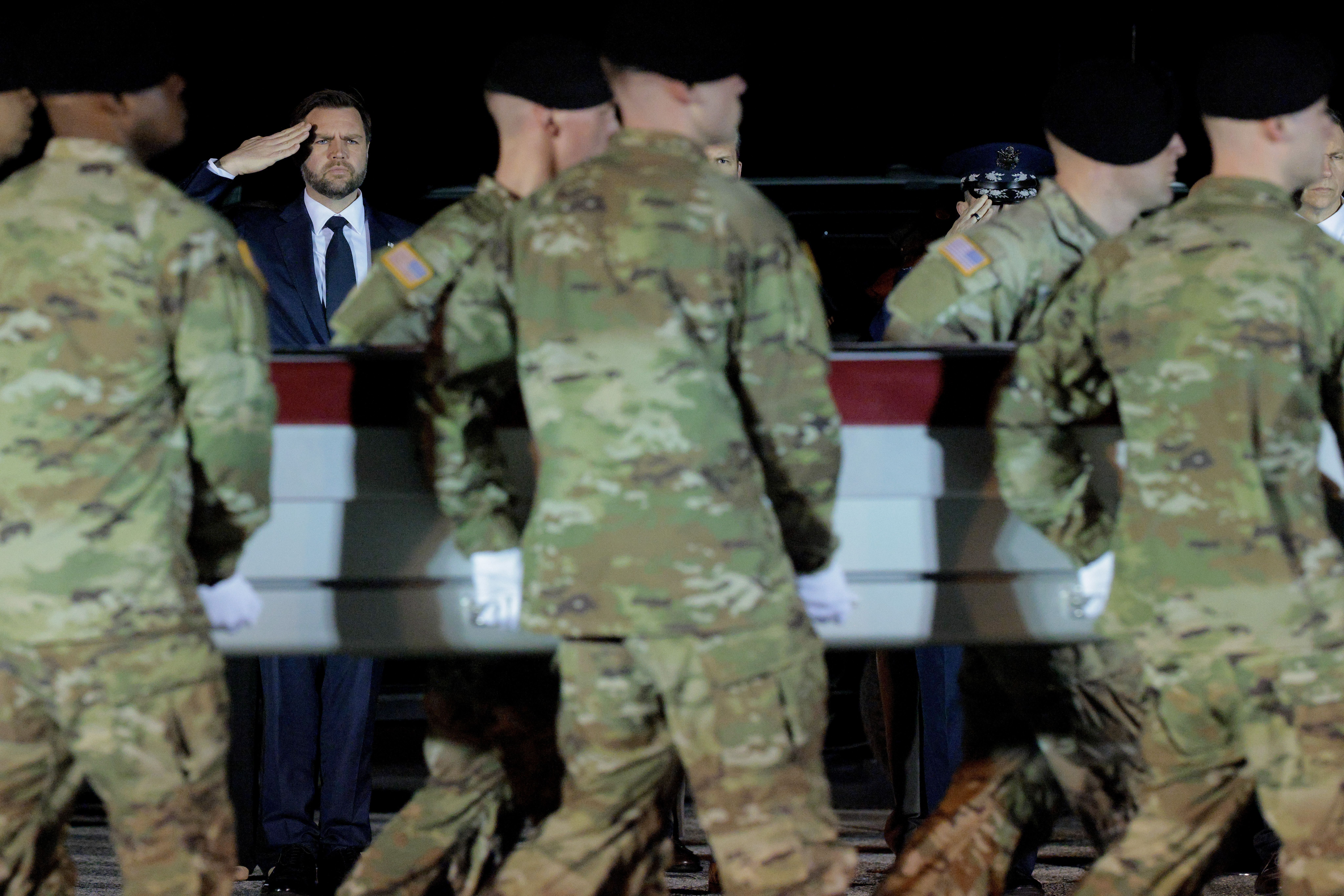 O vice-presidente dos EUA, JD Vance, durante o retorno dos restos mortais do sargento do Exército Benjamin N. Pennington na Base Aérea de Dover