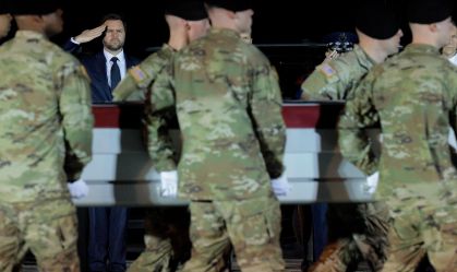 O vice-presidente dos EUA, JD Vance, durante o retorno dos restos mortais do sargento do Exército Benjamin N. Pennington na Base Aérea de Dover