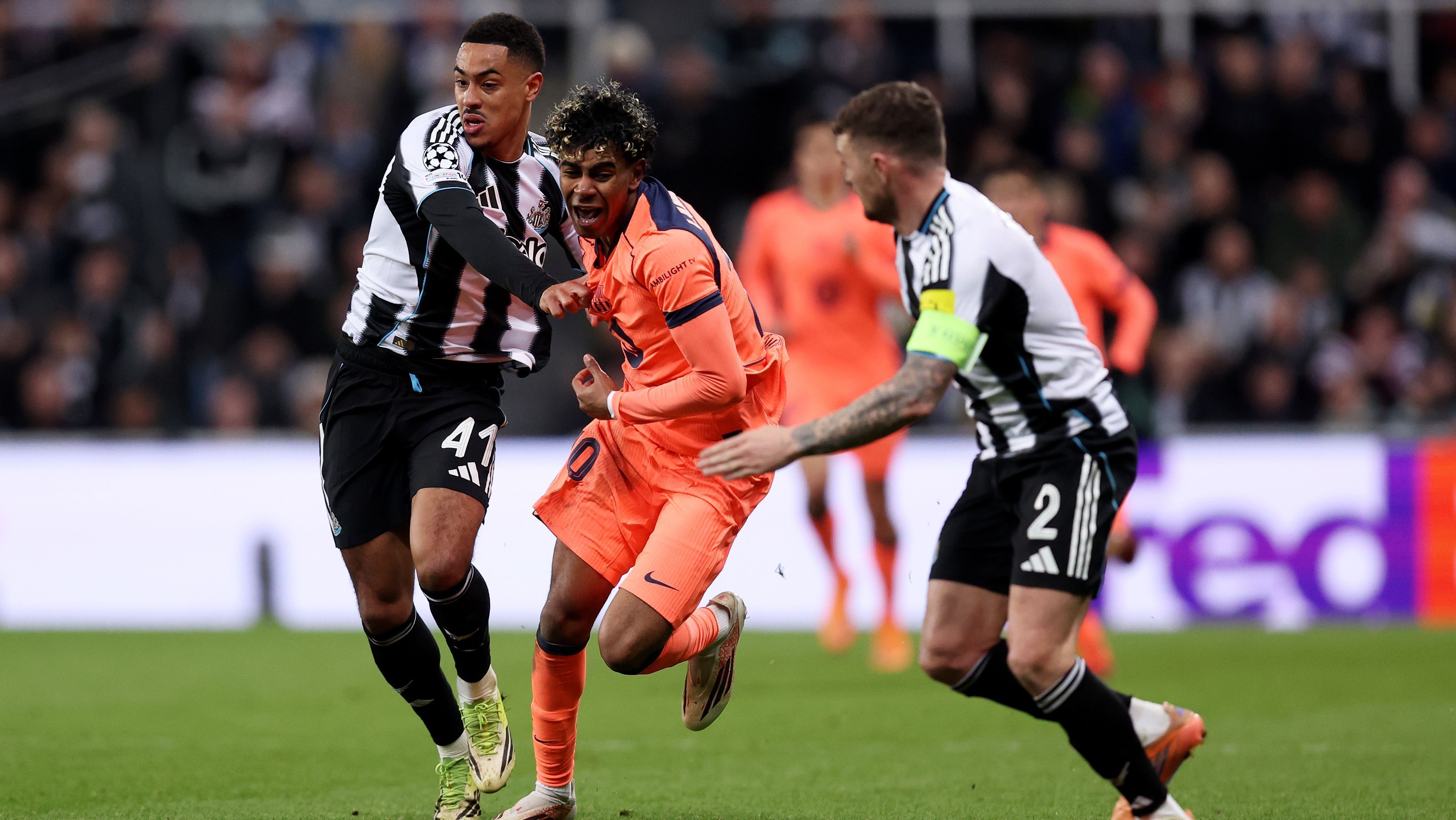 Newcastle recebeu o Barcelona pelas oitavas da Champions League.
