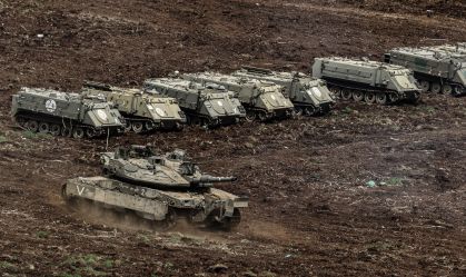 Veículos militares e tanques israelenses posicionados perto da fronteira com o Líbano em 14 de março