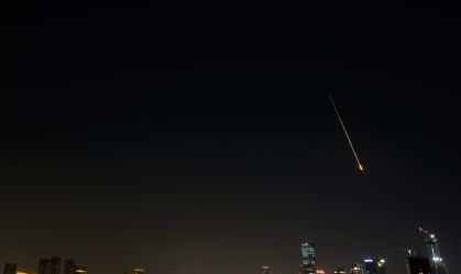 Míssil iraniano é visto no céu de Tel Aviv, Israel, em 12 de março