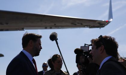 O vice-presidente dos EUA, JD Vance, fala com a imprensa antes de embarcar no Air Force Two rumo a Washington nesta sexta-feira (13)